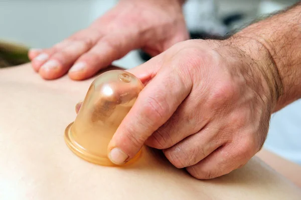 Close Zicht Mannelijke Masseur Masseren Rug Schouderbladen Van Vrouwelijke Liggend — Stockfoto