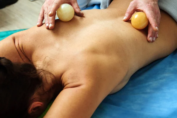 Vista Ravvicinata Del Massaggiatore Maschile Che Massaggia Schiena Scapole Donna — Foto Stock