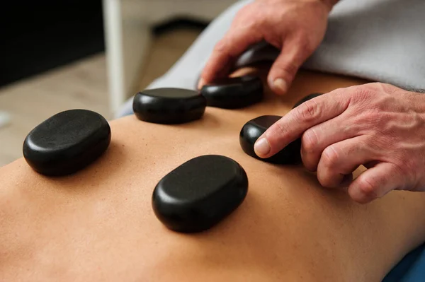 Vista Perto Massagista Masculino Massageando Costas Omoplatas Fêmea Deitada Mesa — Fotografia de Stock