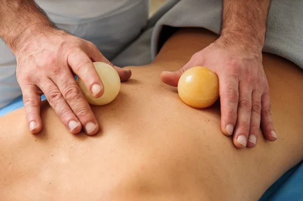 Vista Perto Massagista Masculino Massageando Costas Omoplatas Fêmea Deitada Mesa — Fotografia de Stock