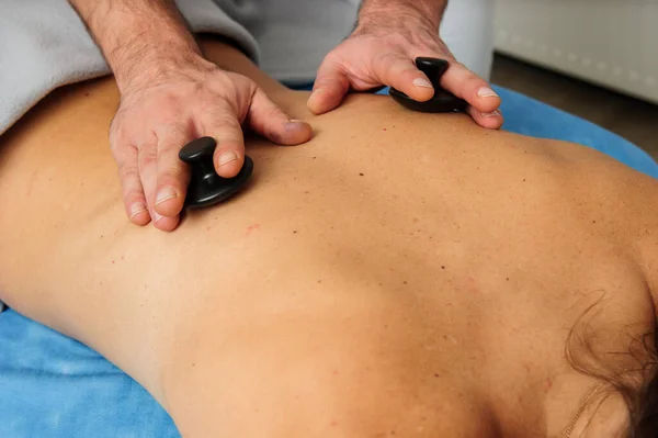 Vista Perto Massagista Masculino Massageando Costas Omoplatas Fêmea Deitada Mesa — Fotografia de Stock