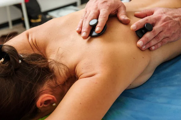 Vista Perto Massagista Masculino Massageando Costas Omoplatas Fêmea Deitada Mesa — Fotografia de Stock