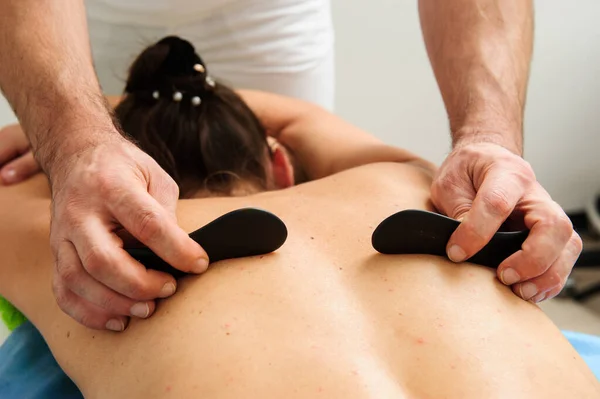 Vista Perto Massagista Masculino Massageando Costas Omoplatas Fêmea Deitada Mesa — Fotografia de Stock