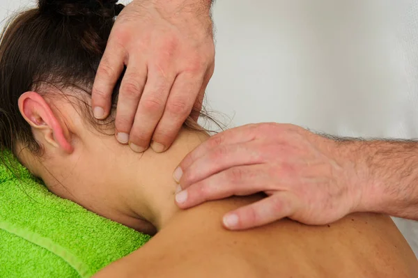 Close Zicht Mannelijke Masseur Masseren Rug Schouderbladen Van Vrouwelijke Liggend — Stockfoto