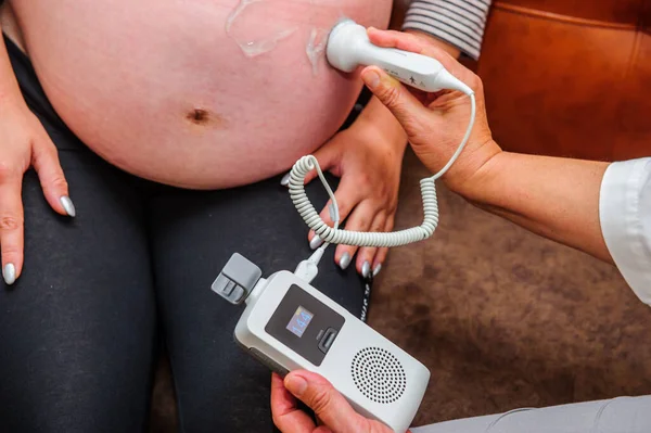 Mujer Embarazada Que Recibe Ultrasonido Del Médico — Foto de Stock