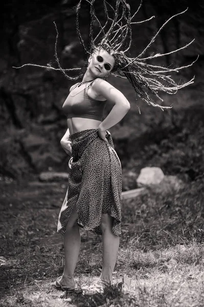 Όμορφη Κοπέλα Dreadlocks Ντυμένος Hippie Στυλ Θέτει Εξωτερικούς Χώρους — Φωτογραφία Αρχείου