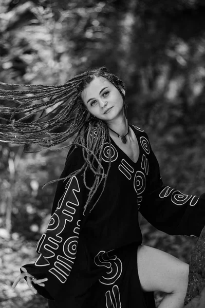 Hermosa Chica Con Rastas Estilo Hippie Vestido Posa Aire Libre —  Fotos de Stock