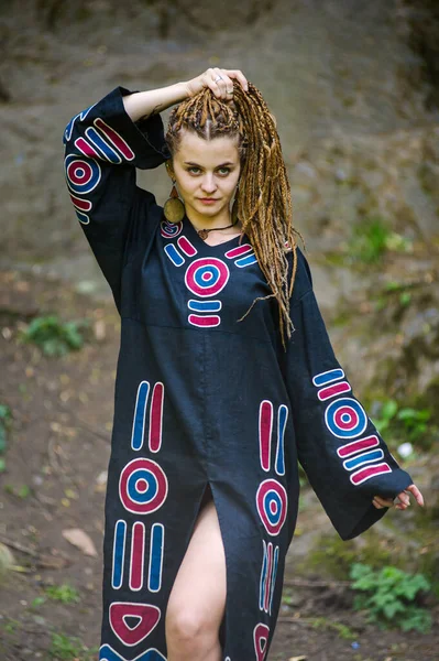 Schöne Mädchen Mit Dreadlocks Hippie Stil Gekleidet Posiert Freien — Stockfoto