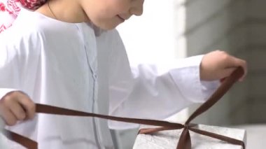 Küçük çocuk evde hediyesini açıyor..