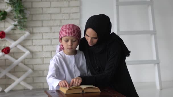 Feliz Madre Árabe Hijo Juntos Sentados Sofá Leyendo Libro — Vídeos de Stock