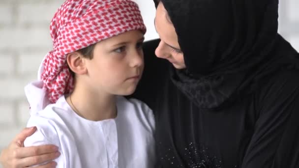 Heureuse Mère Arabe Son Fils Assis Ensemble Sur Canapé Lisant — Video