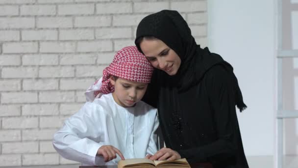 Szczęśliwy Arabski Matka Syn Razem Siedzi Kanapie Czytanie Książek — Wideo stockowe