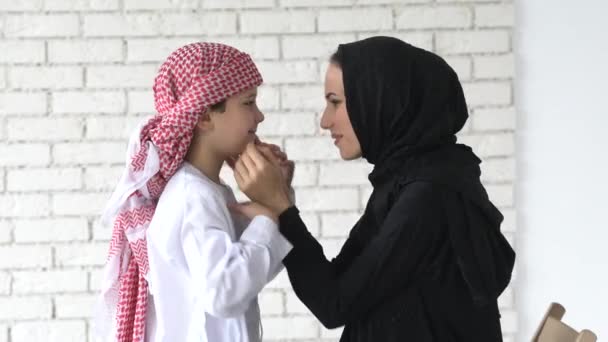 Liebenswerte Frau Aus Dem Nahen Osten Spielt Mit Ihrem Sohn — Stockvideo
