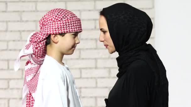Urocza Kobieta Bliskiego Wschodu Bawiąca Się Synem Domu — Wideo stockowe