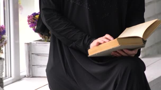 Libro Lectura Árabe Musulmán Femenino Casa — Vídeos de Stock