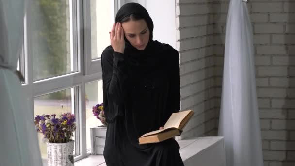 Muslim Arab Perempuan Membaca Buku Rumah — Stok Video