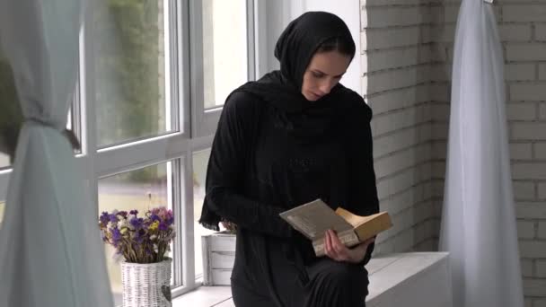 Moslim Arabisch Vrouw Lezen Boek Thuis — Stockvideo