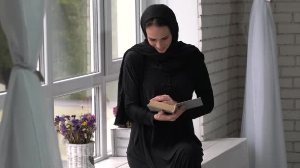 Muslim Arab Perempuan Membaca Buku Rumah — Stok Video
