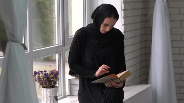 Muslim Arab Perempuan Membaca Buku Rumah — Stok Video