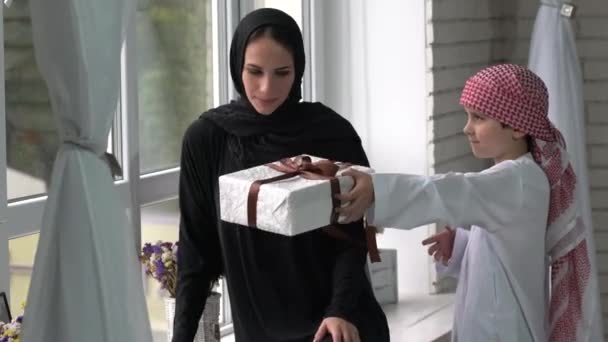 Mladá Žena Nosit Tradiční Arabské Oblečení Detting Dárek Svého Syna — Stock video