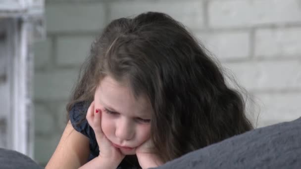 Rozzlobené Dítě Dívka Ležící Posteli Přikryté Přikrývkou Odmítá Spát — Stock video