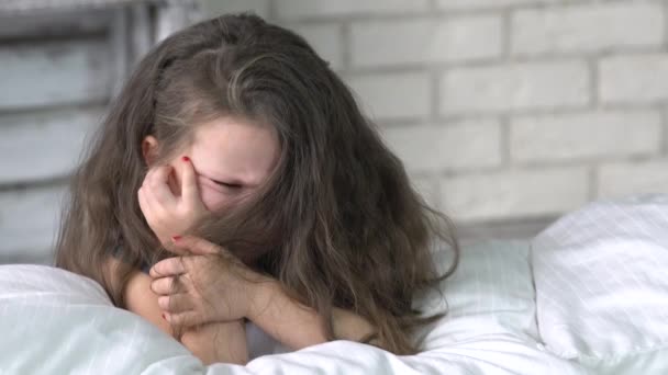 Розлючена Дівчинка Лежить Ліжку Покрита Ковдрою Відмовляється Спати — стокове відео