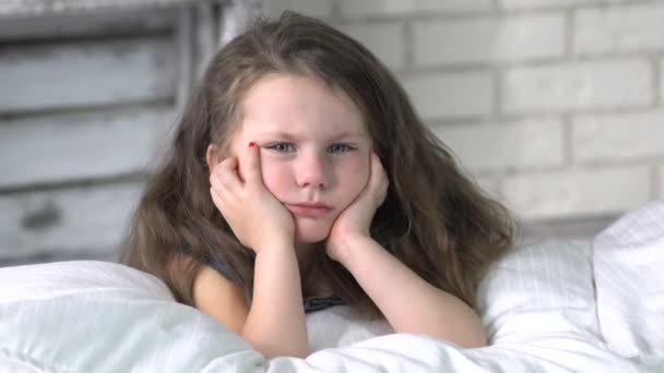 Menina Irritada Deitada Cama Cobertor Coberto Recusa Dormir — Vídeo de Stock