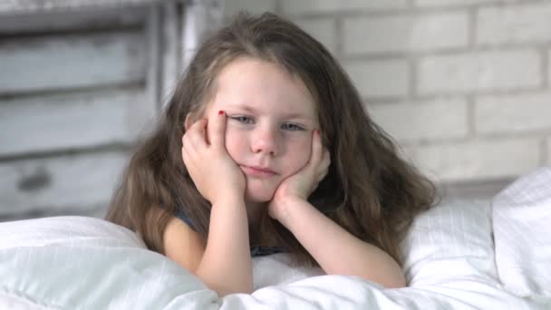 Розлючена Дівчинка Лежить Ліжку Покрита Ковдрою Відмовляється Спати — стокове відео