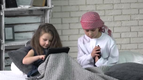 Portret Małego Arabskiego Muzułmańskiego Chłopca Dziewczynki Grających Stołach Domu — Wideo stockowe