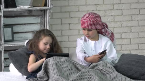 Retrato Pequeno Árabe Muçulmano Menino Menina Jogando Suas Mesas Casa — Vídeo de Stock