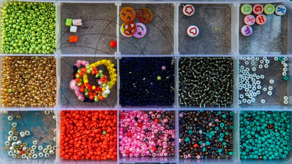 Een Creatieve Set Van Diverse Prachtige Handgemaakte Materialen Beads Weven — Stockfoto