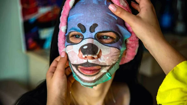 Jong Meisje Met Gezichtsmasker Kijkend Naar Camera Witte Achtergrond Cosmetische — Stockfoto