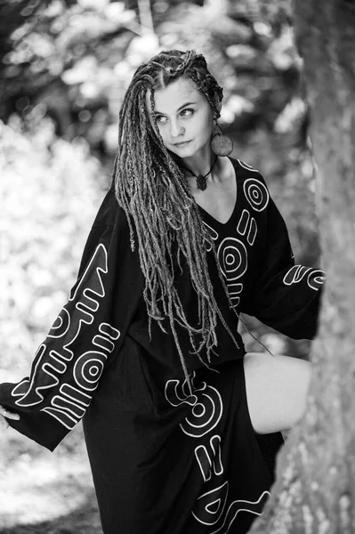 Mooi Meisje Met Dreadlocks Gekleed Hippie Stijl Poses Buiten — Stockfoto