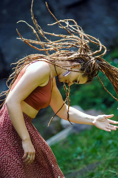 Bella Ragazza Con Dreadlocks Vestito Stile Hippie Pone All Aperto — Foto Stock