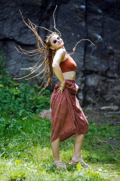 Krásná Dívka Dredy Oblečený Hippie Styl Pózuje Venku — Stock fotografie