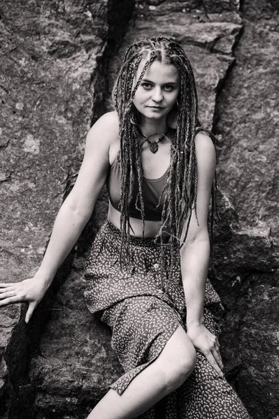 Mooi Meisje Met Dreadlocks Gekleed Hippie Stijl Poses Buiten — Stockfoto