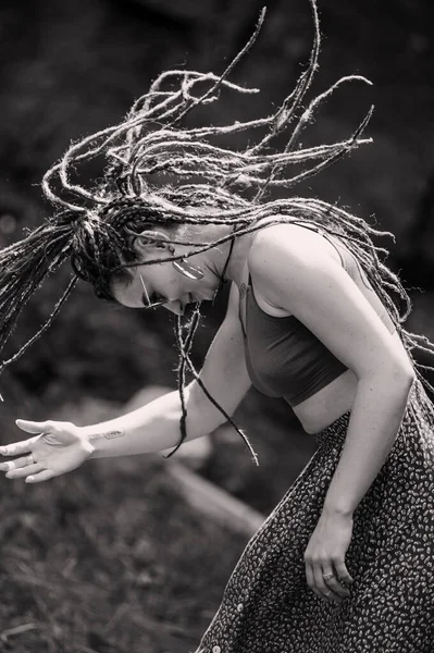 Schöne Mädchen Mit Dreadlocks Hippie Stil Gekleidet Posiert Freien — Stockfoto