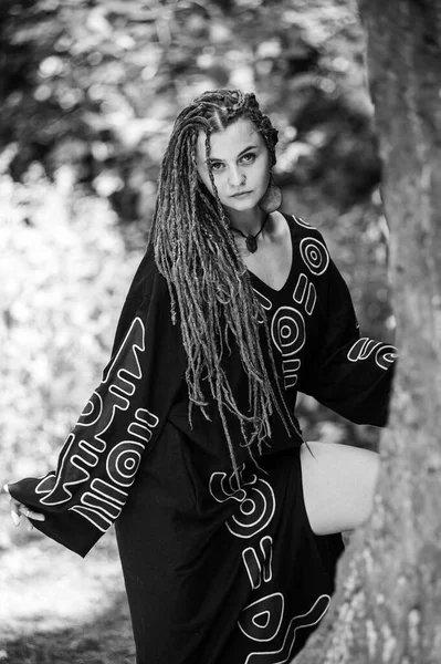 Menina Bonita Com Dreadlocks Estilo Hippie Vestido Poses Livre — Fotografia de Stock