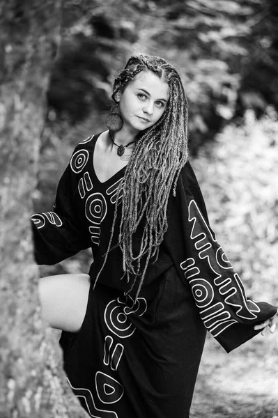 Mooi Meisje Met Dreadlocks Gekleed Hippie Stijl Poses Buiten — Stockfoto