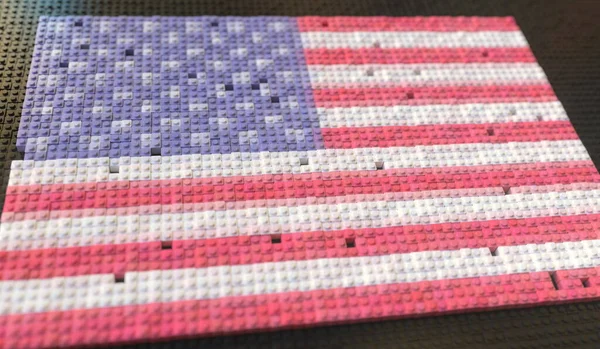 Blocos de brinquedo de plástico compõem bandeira dos EUA, conceitual 3d renderização — Fotografia de Stock