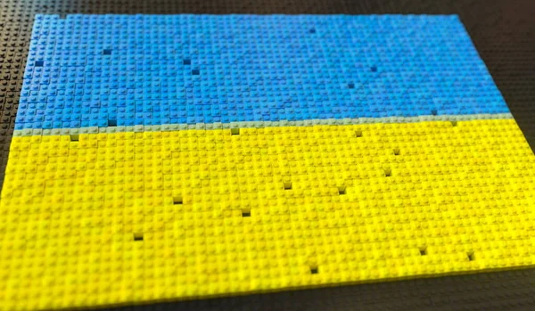 Oyuncak tuğlalar Ukrayna bayrağı oluşturuyor, 3D görüntüleme — Stok fotoğraf