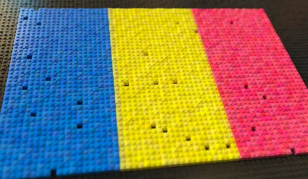 Ladrillos de juguete forman la bandera de Rumania, representación conceptual 3d —  Fotos de Stock