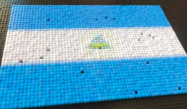 Bloques de juguete de plástico componen bandera de Nicaragua, representación conceptual 3d —  Fotos de Stock