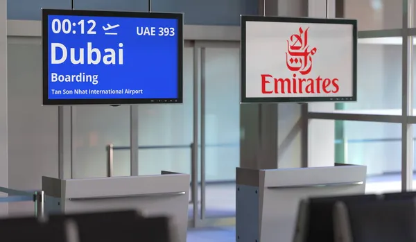 Let z Ho Či Minova města do Dubaje, letištní terminál brány. Redakční 3D vykreslování — Stock fotografie