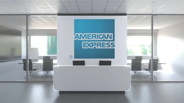 Az American Express logója a modern iroda falán, szerkesztői koncepció 3D-s renderelés — Stock Fotó