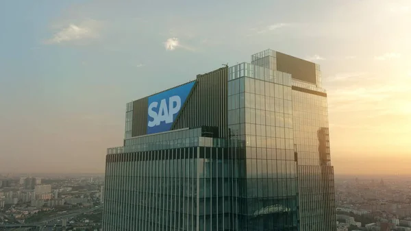 Logotipo de SAP SE en la parte superior del rascacielos moderno. Tiro editorial —  Fotos de Stock