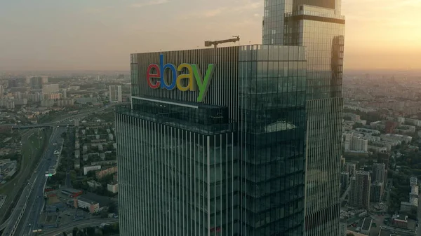 Логотип eBay на вершине современного небоскреба. Редакционный снимок — стоковое фото