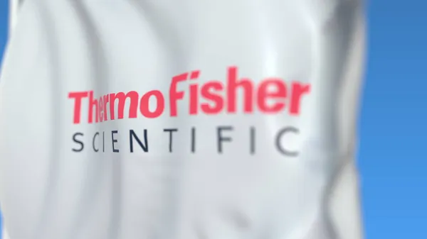 Bandeira acenando com logotipo da Thermo Fisher Scientific, close-up. Renderização 3D editorial — Fotografia de Stock