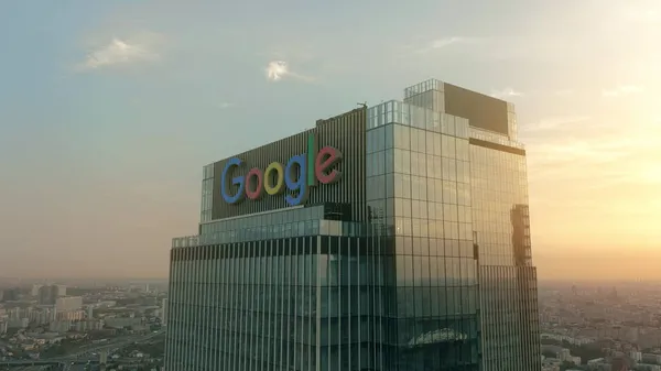 Logo de Google en la parte superior del rascacielos moderno. Tiro editorial — Foto de Stock