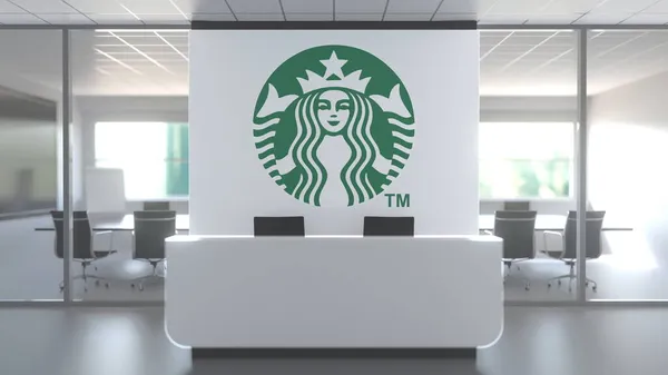 Λογότυπο Starbucks πάνω από το γραφείο υποδοχής στο σύγχρονο γραφείο, συντακτική εννοιολογική 3d — Φωτογραφία Αρχείου